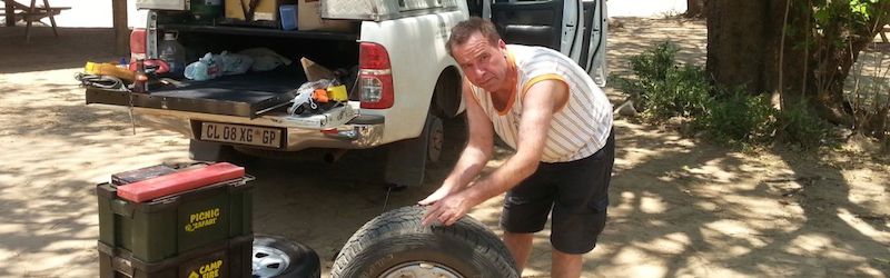 Hartmut Ponath beim Reifenwechsel in Afrika